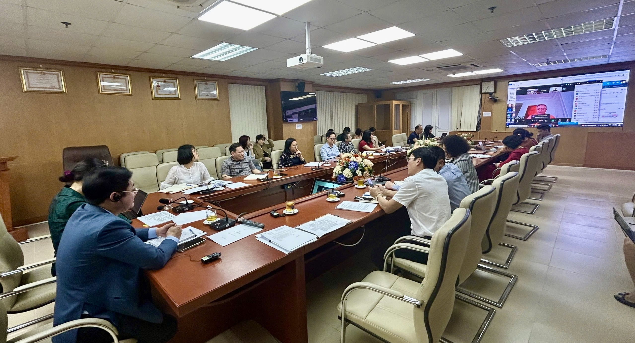 Mr. Olivier Cavey, Senior Fund Portfolio Manager at the Global Fund delivered remarks during the meeting